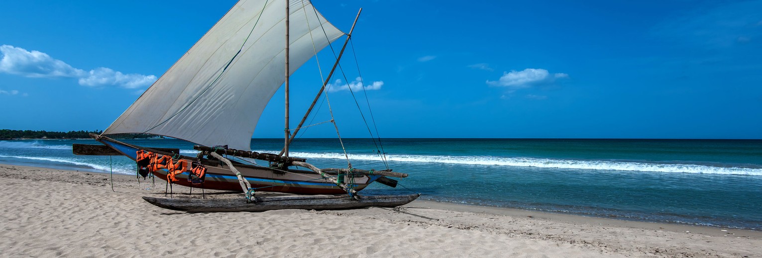 Zeilboot op het strand van Nilaveli in Sri Lanka